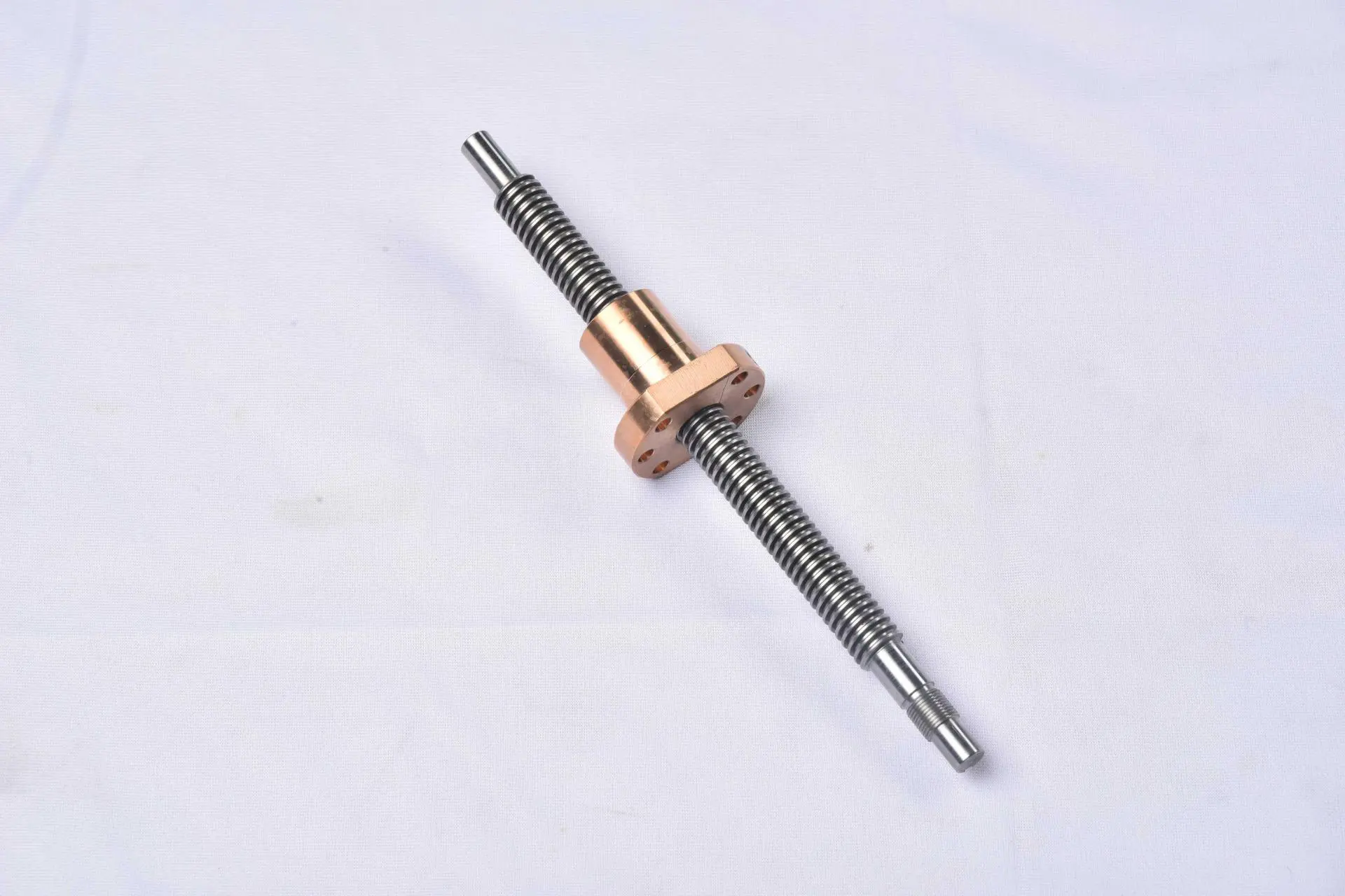 ຂະຫນາດພື້ນຖານຂອງສະຫນາມ screw trapezoidal: ຄີໃນການເລືອກ, ເຂົ້າໃຈມາດຕະຖານແລະຄໍາຮ້ອງສະຫມັກໃນຫນຶ່ງ